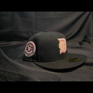DETROIT TIGERS FITTED HAT BLACK AND PINK